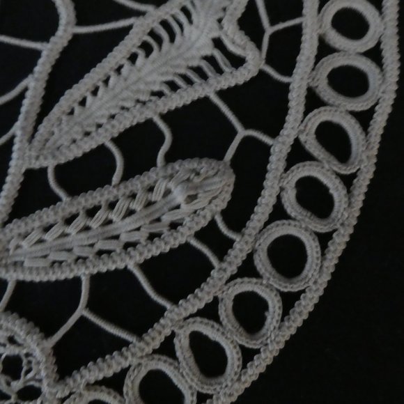 Stunning Vintage Handmade Crochet Floral Doily - Picture 6 of 10